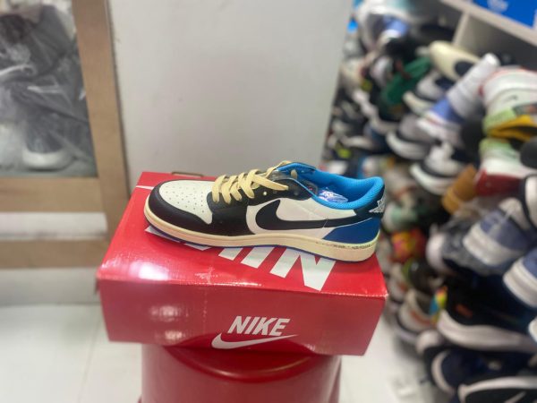 NIKE