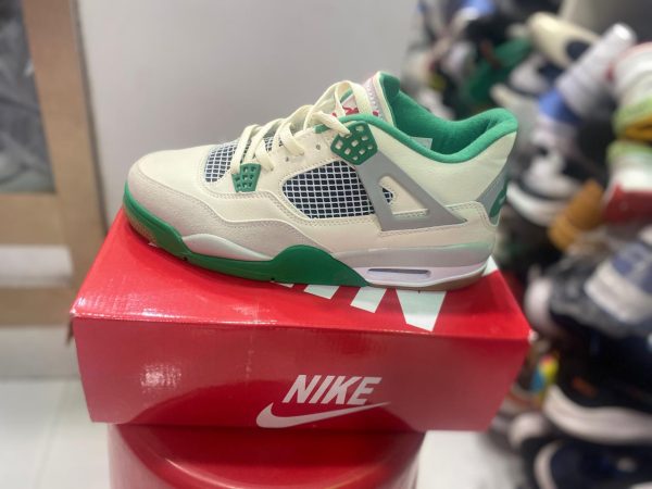 NIKE