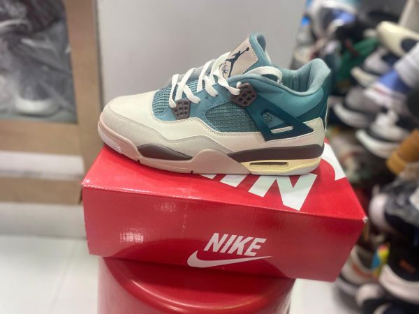 NIKE